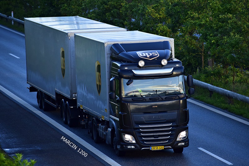 _DSC4144 UPS-crop-DAF XF 106 II.JPG