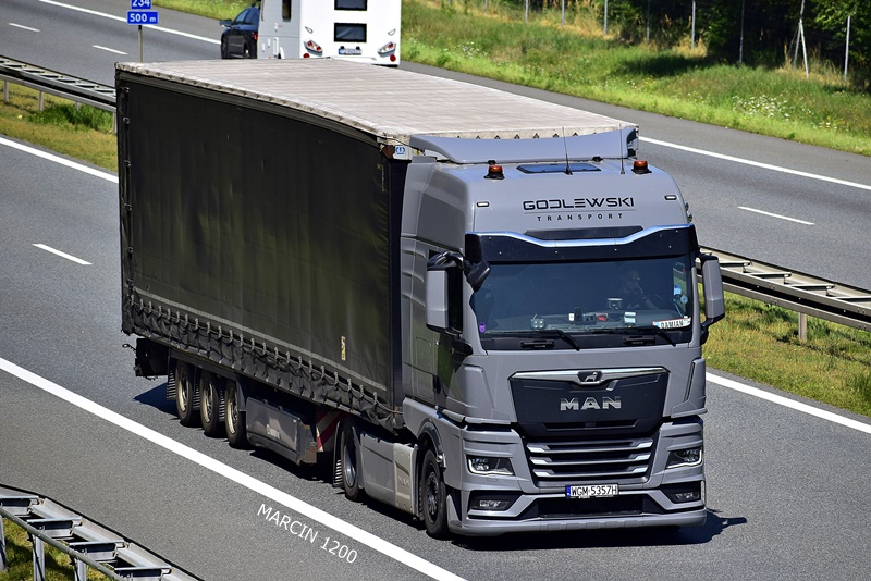 _DSC5982-crop-GODLEWSKI TRANSPORT.JPG