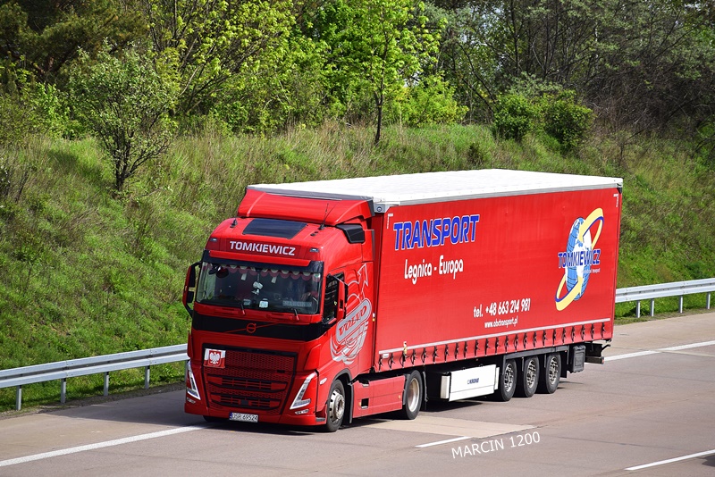 _DSC1534 TOMKIEWICZ-crop-VOLVO FH V.JPG