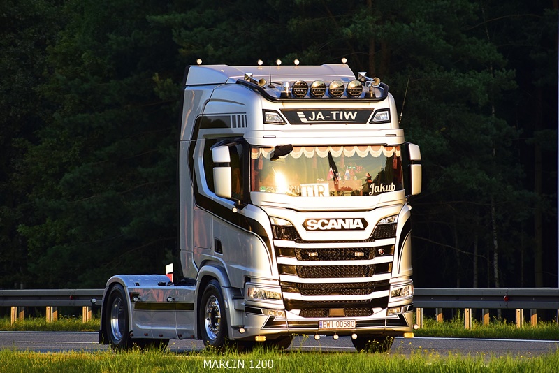 _DSC5656-crop-Ja-Tiw-SCANIA R NG.JPG