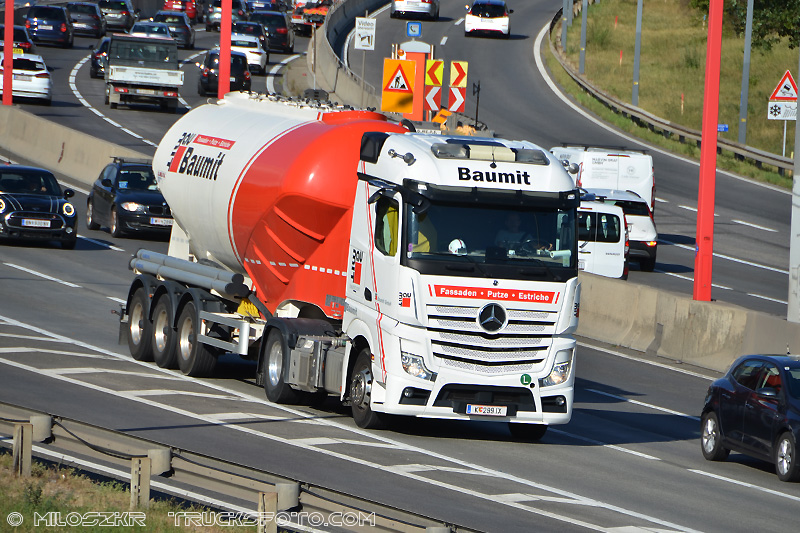 Mercedes Benz Actros MP5_Baumit_1620.JPG