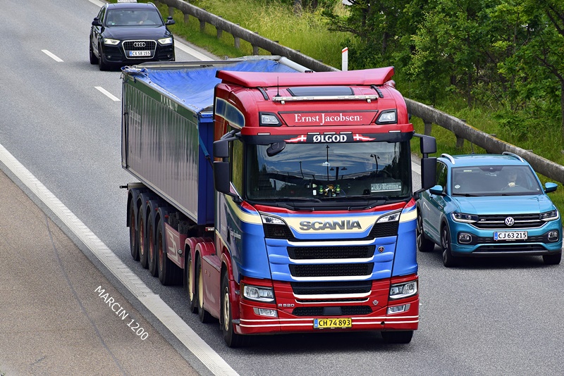 _DSC4946 ERNST JACOBSEN-crop-SCANIA R520 V8 NG.JPG