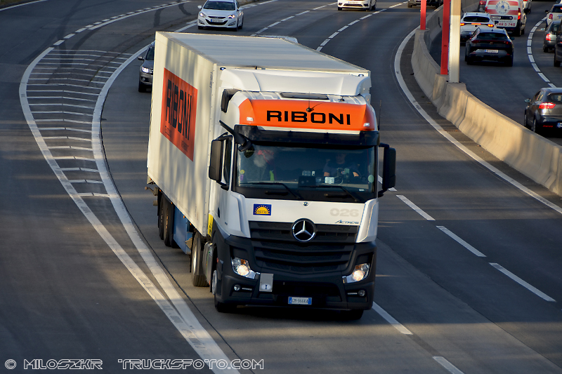 Mercedes Benz Actros MP4_Riboni_3075.JPG
