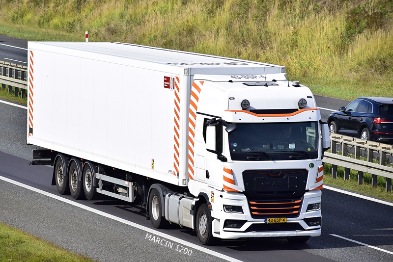 _DSC7603-crop-ANTONISEN-MAN TGX II.JPG