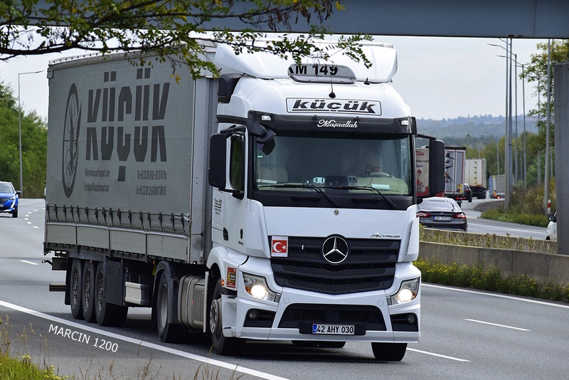 _DSC8224-crop-KUCUK-Mercedes-Benz Actros MP4.JPG