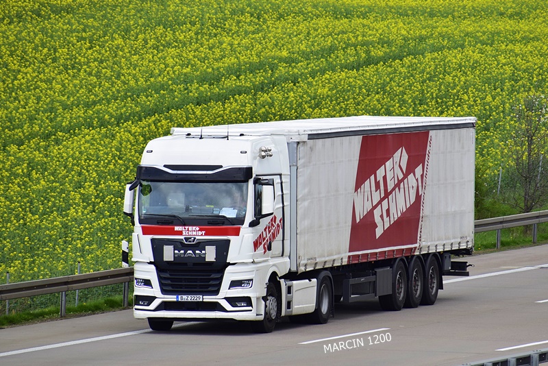 _DSC1901 WALTER SCHMIDT-crop-MAN TGX II.JPG
