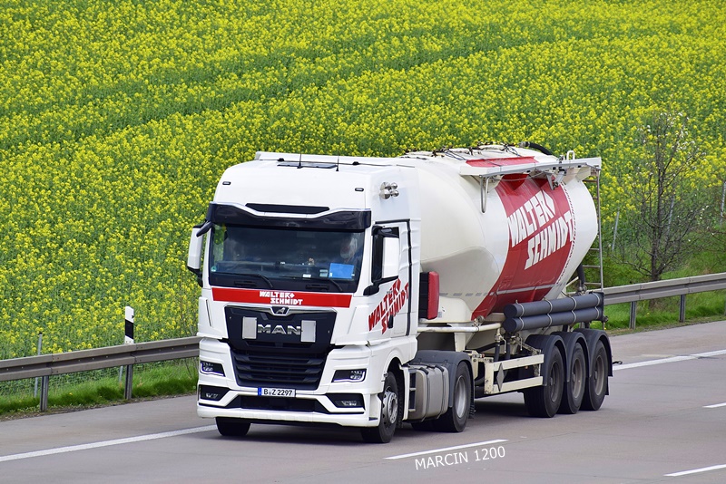 _DSC2124 WALTER SCHMIDT-crop-MAN TGX II.JPG