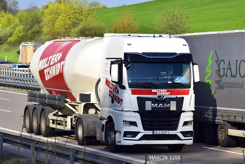 _DSC2771 WALTER SCHMIDT-crop-MAN TGX II.JPG