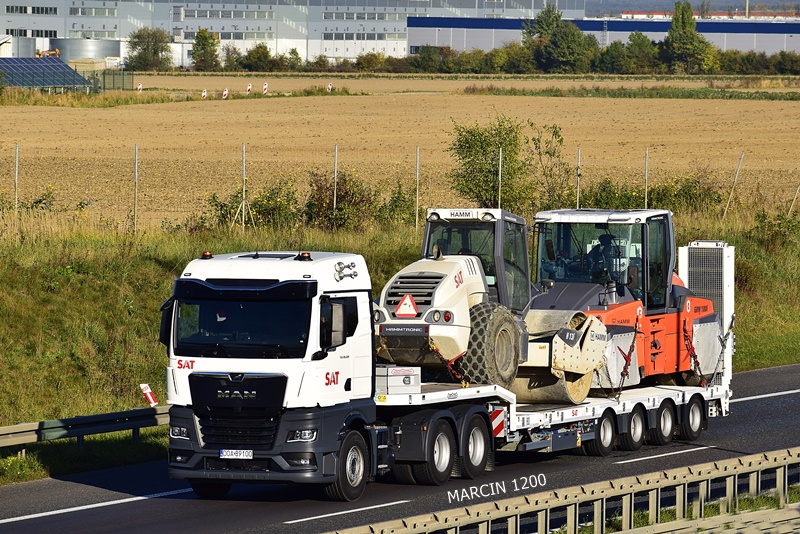 _DSC8488-crop-SAT-MAN TGX II.JPG