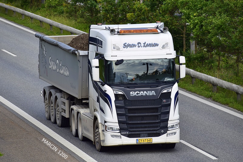 _DSC4380 SOREN D.LARSEN-crop-SCANIA S650 V8.JPG