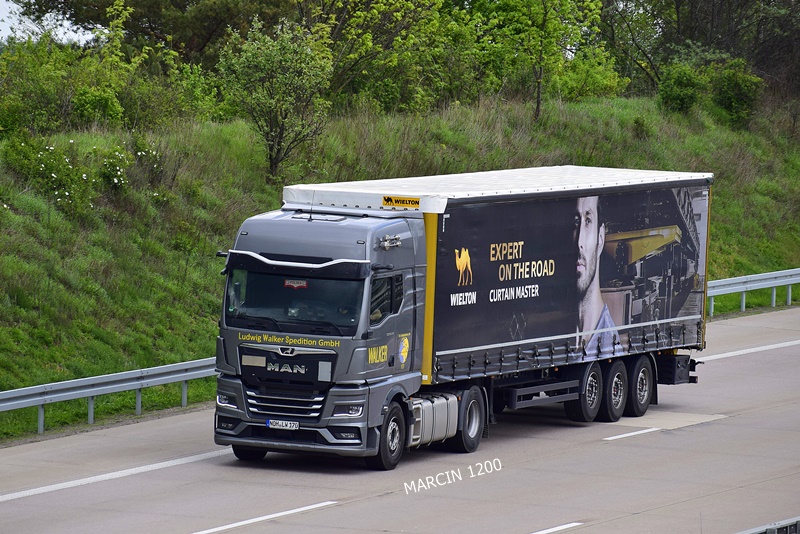 _DSC1822 LUDWIG WALKER-crop-MAN TGX II.JPG