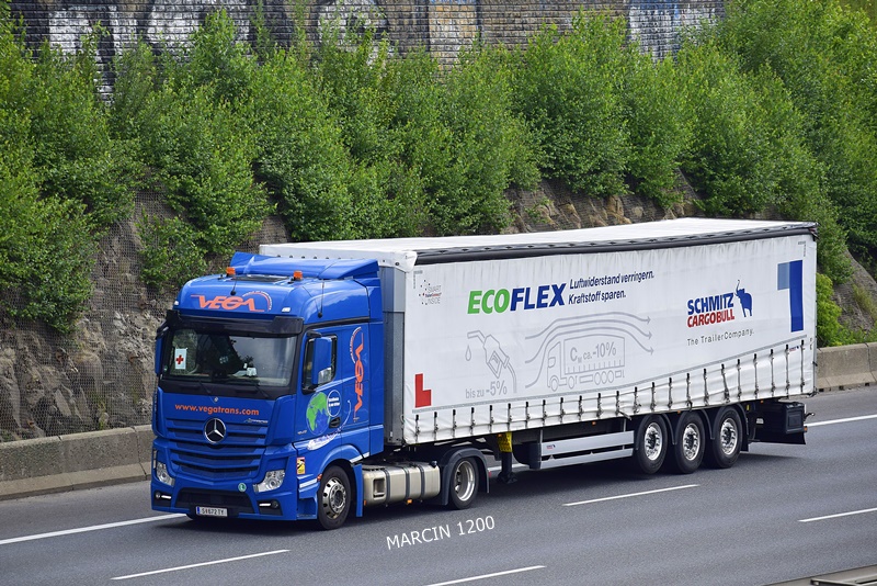 _DSC00011 (958)-crop-VEGA-Mercedes-Benz Actros MP4.JPG