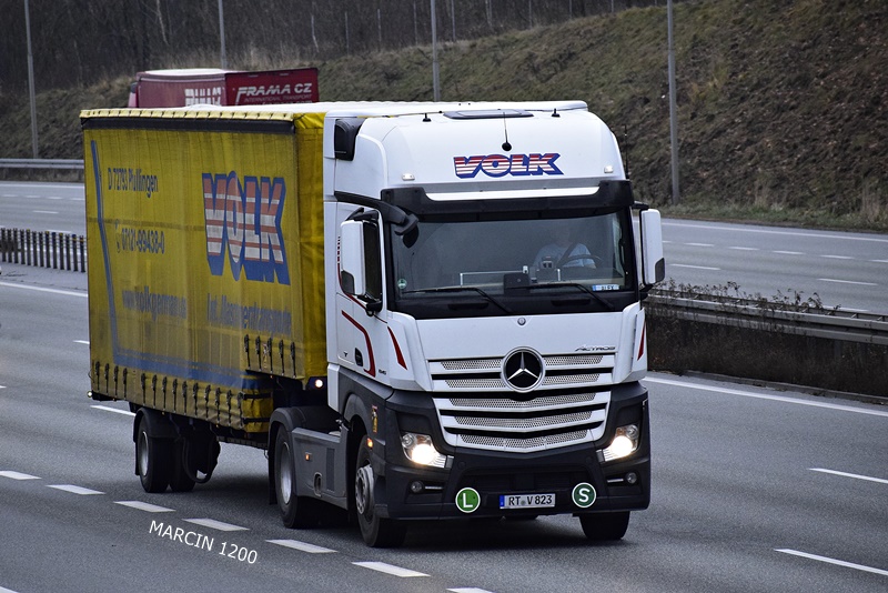 _DSC0132-crop-Volk Internationale Maschinentransporte-ACTROS MP IV.JPG