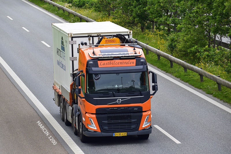 _DSC4724 LASTBILCENTRALEN-crop-VOLVO FM V.JPG