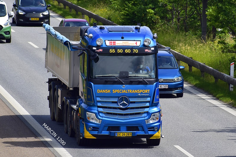 _DSC4789 DANSK SPECIALTRANSPORT-crop-Mercedes-Benz Actros MP5.JPG