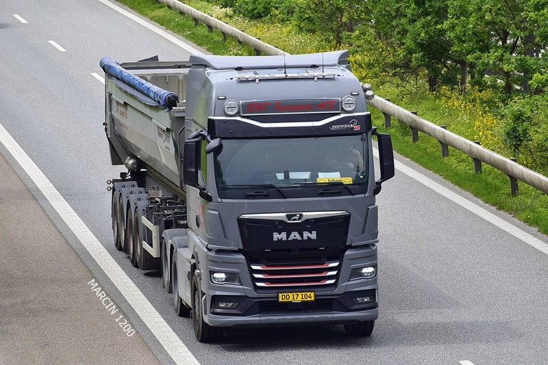 _DSC4749 SHT-crop-MAN TGX II.JPG