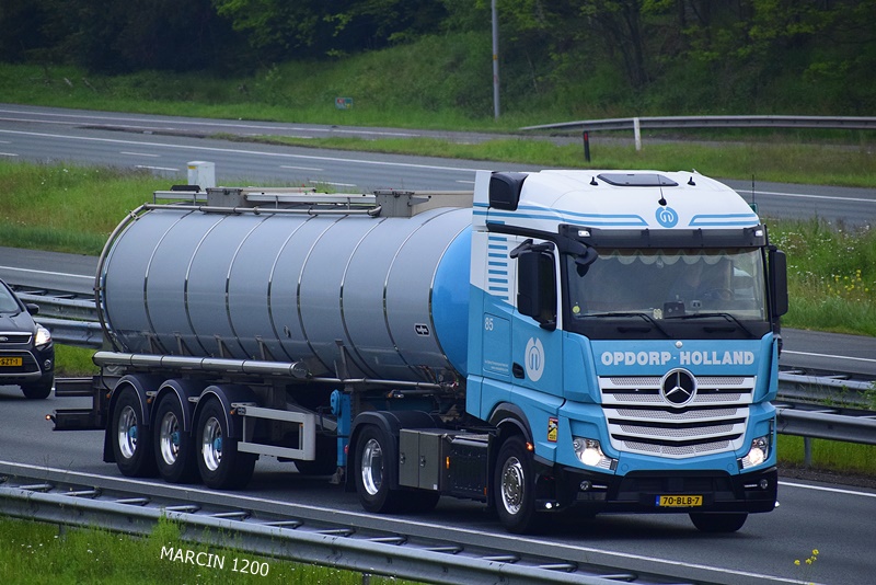 _DSC3601 OPDORP-crop-Mercedes-Benz Actros MP4.JPG