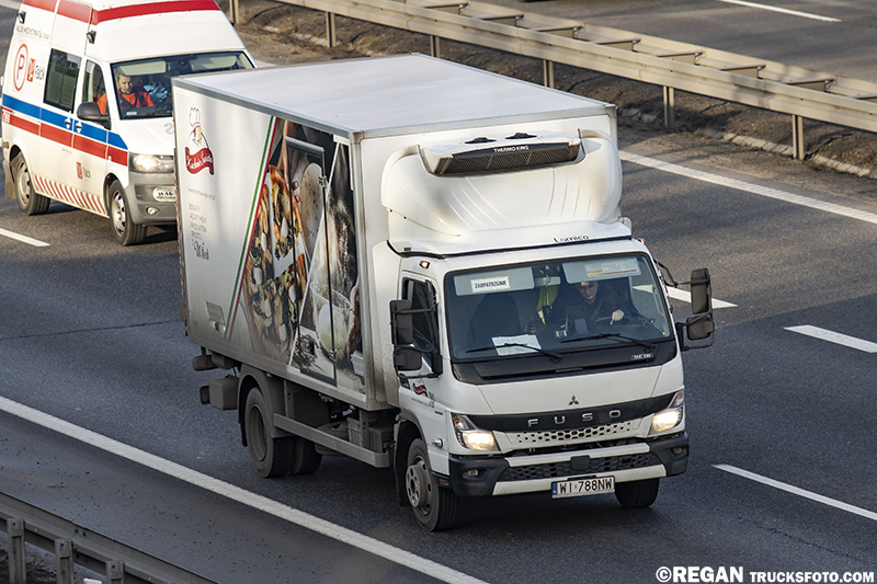 Mitsubishi Fuso Canter 9C18 - Kuchnie Świata.jpg