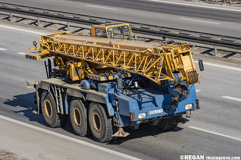 Liebherr UTM 530.jpg