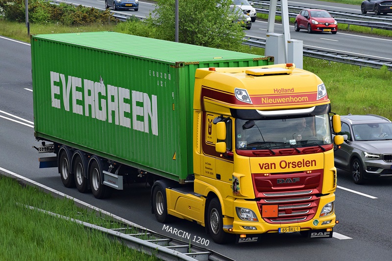 _DSC3746 VAN ORSELEN-crop-DAF XF 106 II.JPG