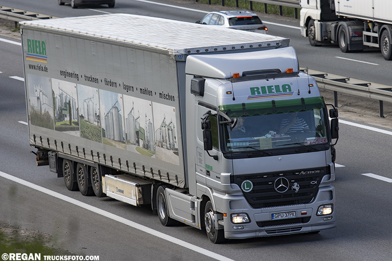 Mercedes-Benz Actros MP2 - Riela Polska.jpg