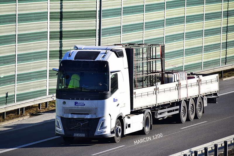 _DSC1646 BUDPOL-crop-VOLVO FH AERO.JPG