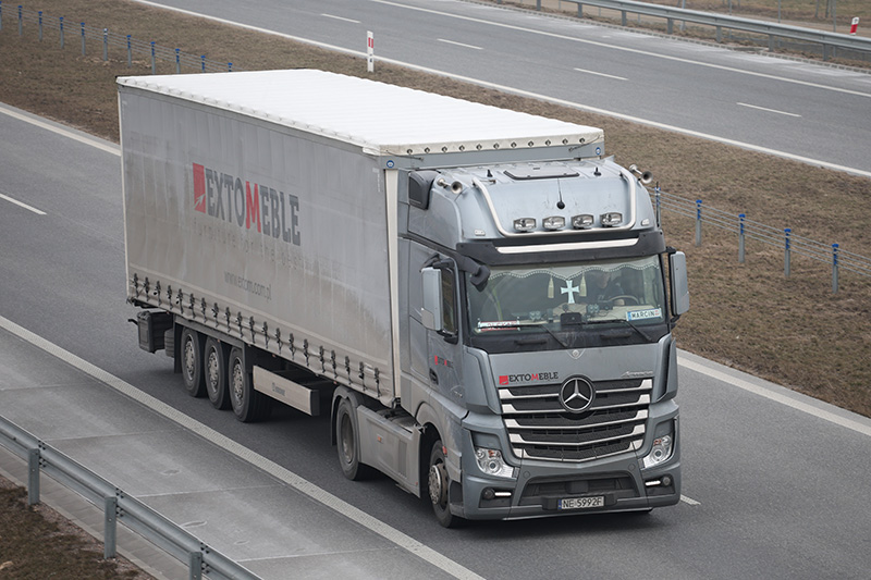 mercedes actros extom meble.jpg