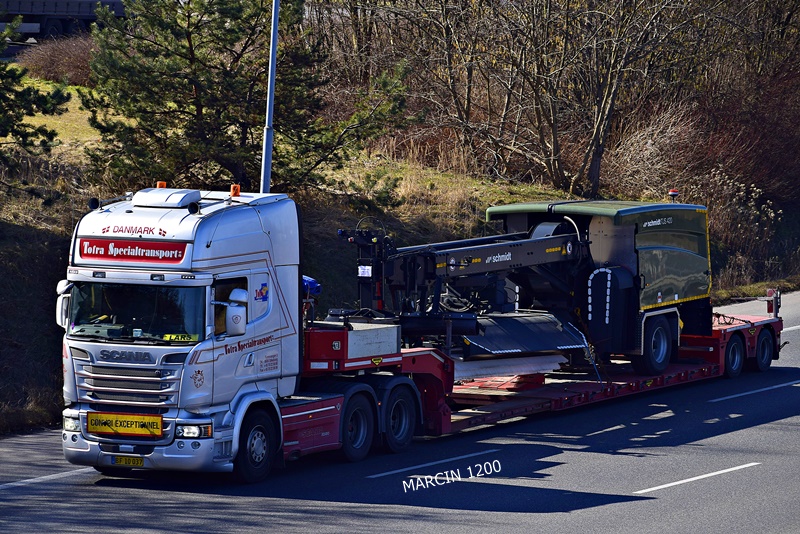 _DSC1952 TOFRA-crop-SCANIA R - Holowana zamiatarka strumieniowa Schmidt TJS 420.JPG