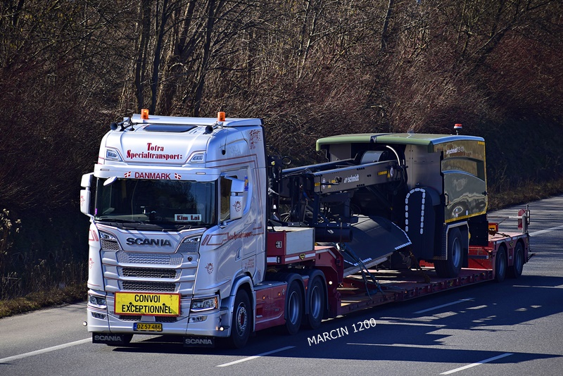_DSC1953 TOFRA-crop-SCANIA S660 V8-Holowana zamiatarka strumieniowa Schmidt TJS 420.JPG