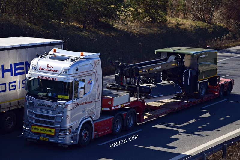 _DSC1968 TOFRA-crop-SCANIA S600 V8-Holowana zamiatarka strumieniowa Schmidt TJS 420.JPG