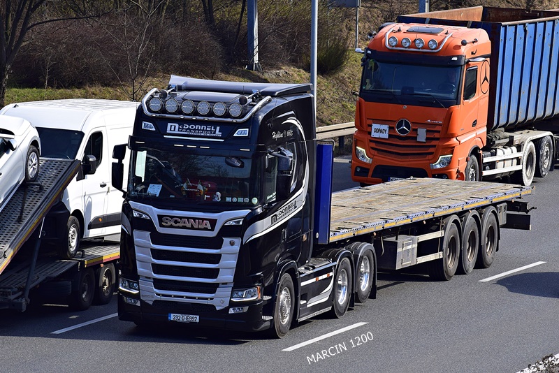 _DSC2061 McDONNEL TRANSPORT-crop-SCANIA S V8.JPG