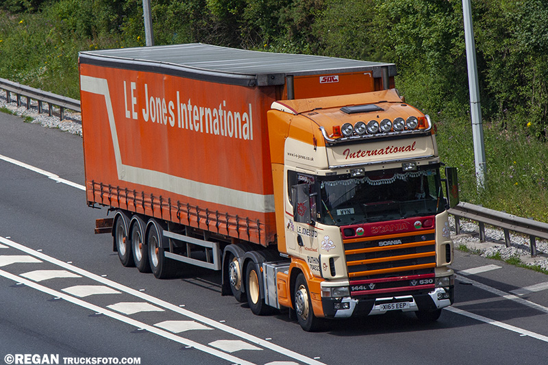 Scania 144L 530 V8 - LE Jones International.jpg