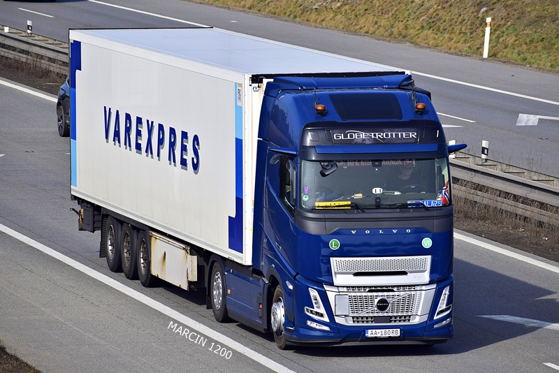 _DSC2170 VAREXPRES-crop-VOLVO FH AERO.JPG