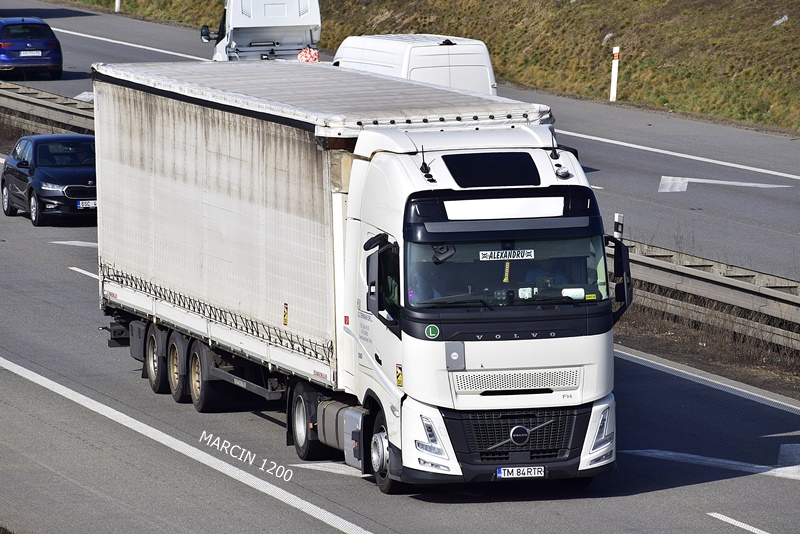 _DSC2347 S.C. TERRAVIA S.R.L.-crop-VOLVO FH AERO.JPG