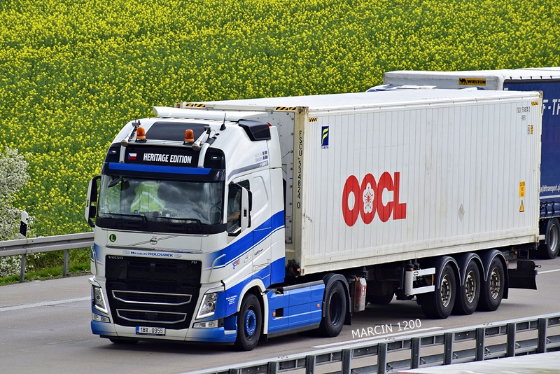 _DSC1877 MILOSLAV HOLOUBEK-crop-VOLVO FH IV HERITAGE EDITION.JPG