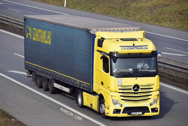 _DSC2096 SZAKITRANS-crop-ACTROS MPV.JPG