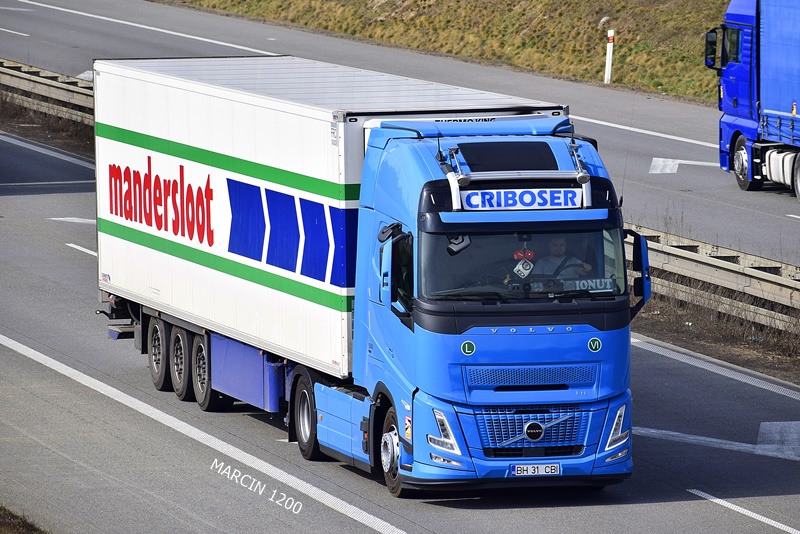 _DSC2625 CRIBOSER-crop-VOLVO FH AERO.JPG