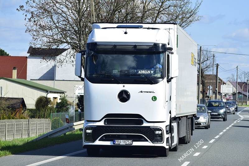 _DSC3542 EGGS&TRANS-crop-ActrosL ProCabin.JPG