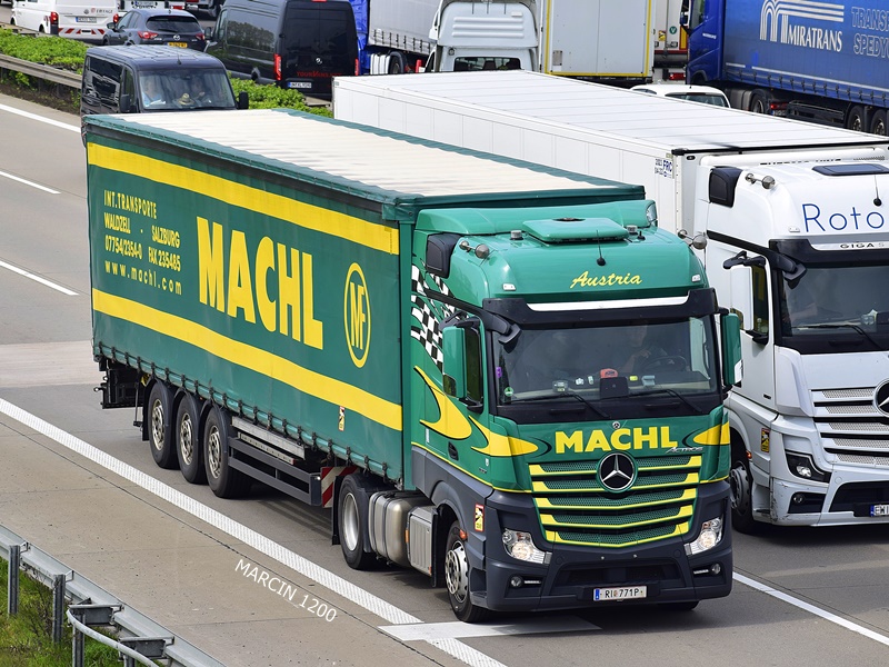 _DSC4697 MACHL-crop-Mercedes-Benz Actros MP4.JPG