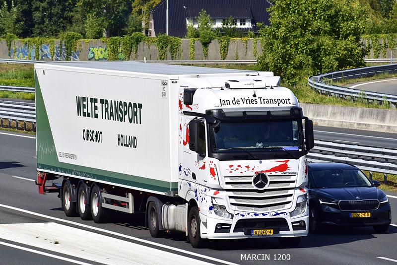 _DSC7642 JAN DE VRIES TRANSPORT-crop-ACTROS MPIV.JPG