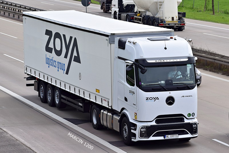 _DSC5729 ZOYA-crop-Mercedes-Benz Actros ProCabin.JPG