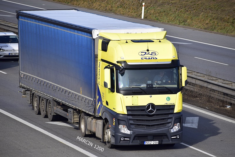 _DSC2122 J&S TRANS-crop-Mercedes-Benz Actros MP4.JPG