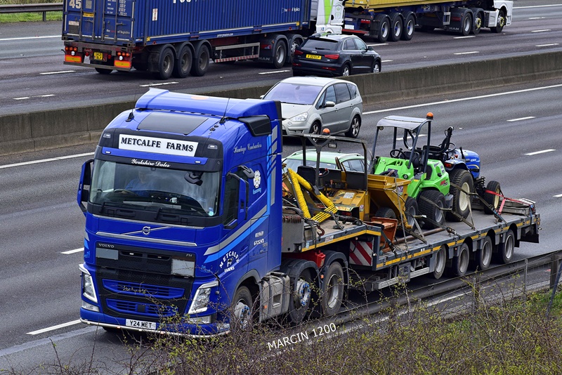 _DSC0443-crop-Metcalfe Farms-VOLVO FHIV.JPG