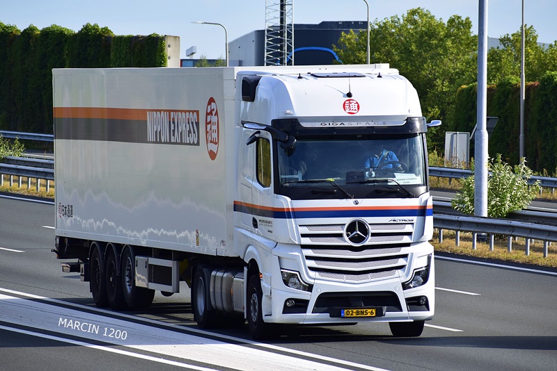 _DSC7919 NIPPON EXPRESS-crop-ACTROS MPV.JPG