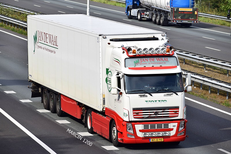 _DSC8410 JAN DE WAAL-crop-VOLVO FH III.JPG