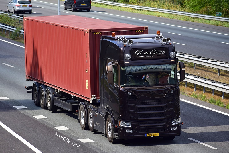 _DSC8597 N.DE GROOT-crop-SCANIA S V8.JPG