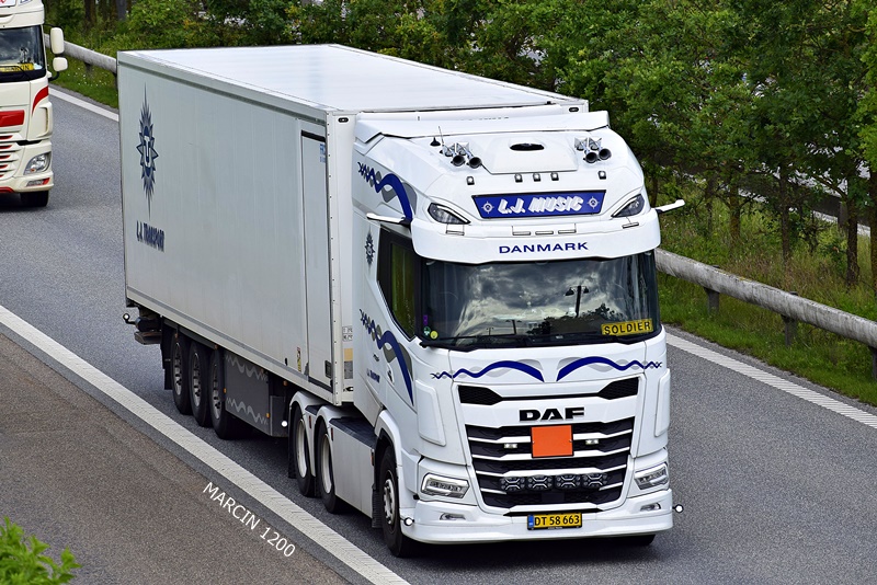 _DSC4412 L.J.MUSIC-crop-DAF XG+.JPG