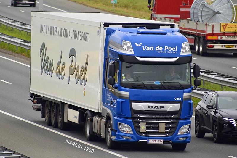 _DSC4342 VAN DE POEL-crop-DAF XF 106 II.JPG