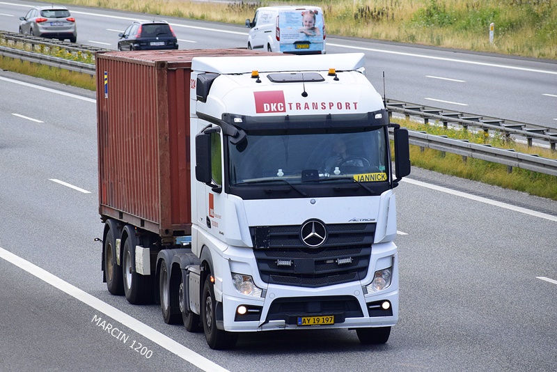 _DSC9828 DKC TRANSPORT-crop-ACTROS MPIV.JPG