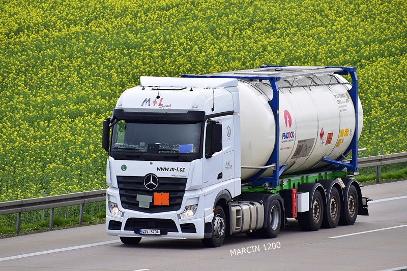 _DSC1404 M+L-crop-ACTROS MPIV.JPG